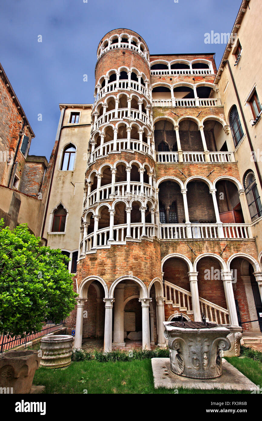 Die beeindruckende Treppe Palazzo Contarini del Bovolo, ("Bezirk") Sestiere di San Marco, Venezia (Venedig), Italien. Stockfoto