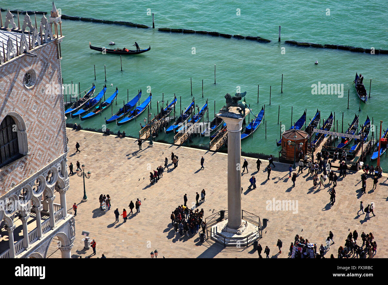 Gondeln vor Piazza San Marco und Palazzo Ducale, Venedig, Veneto, Italien. Blick vom Campanile (Glockenturm). Stockfoto