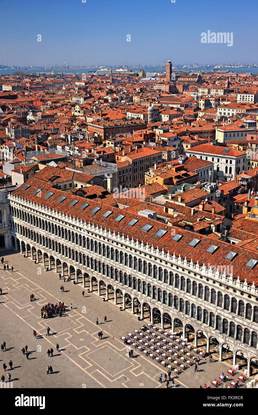 Blick auf Piazza di San Marco (Markusplatz entfernt) aus dem Campanile (Glockenturm), Venedig, Veneto, Italien. Stockfoto