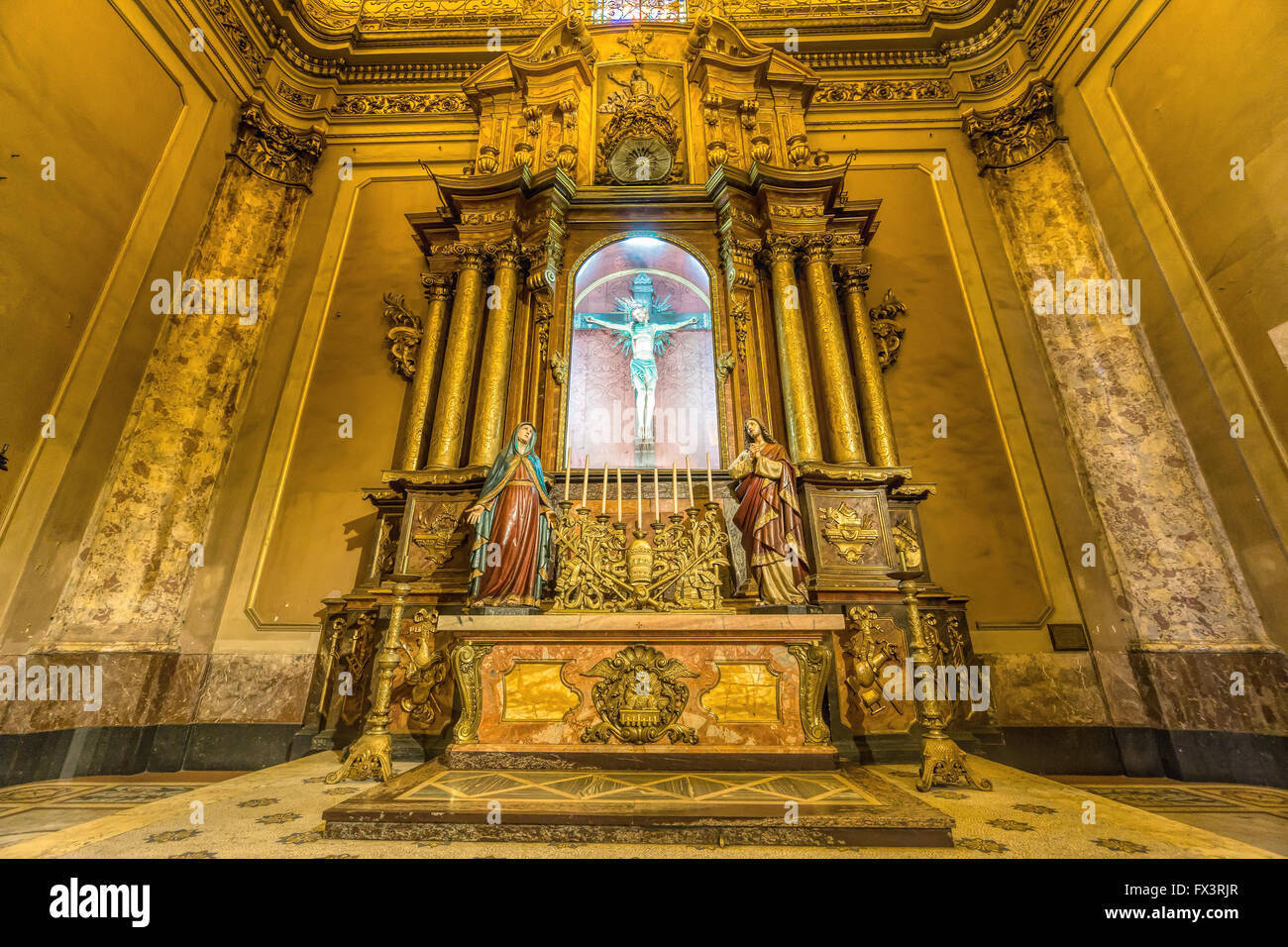 Innenraum der katholischen Kirche Stockfoto