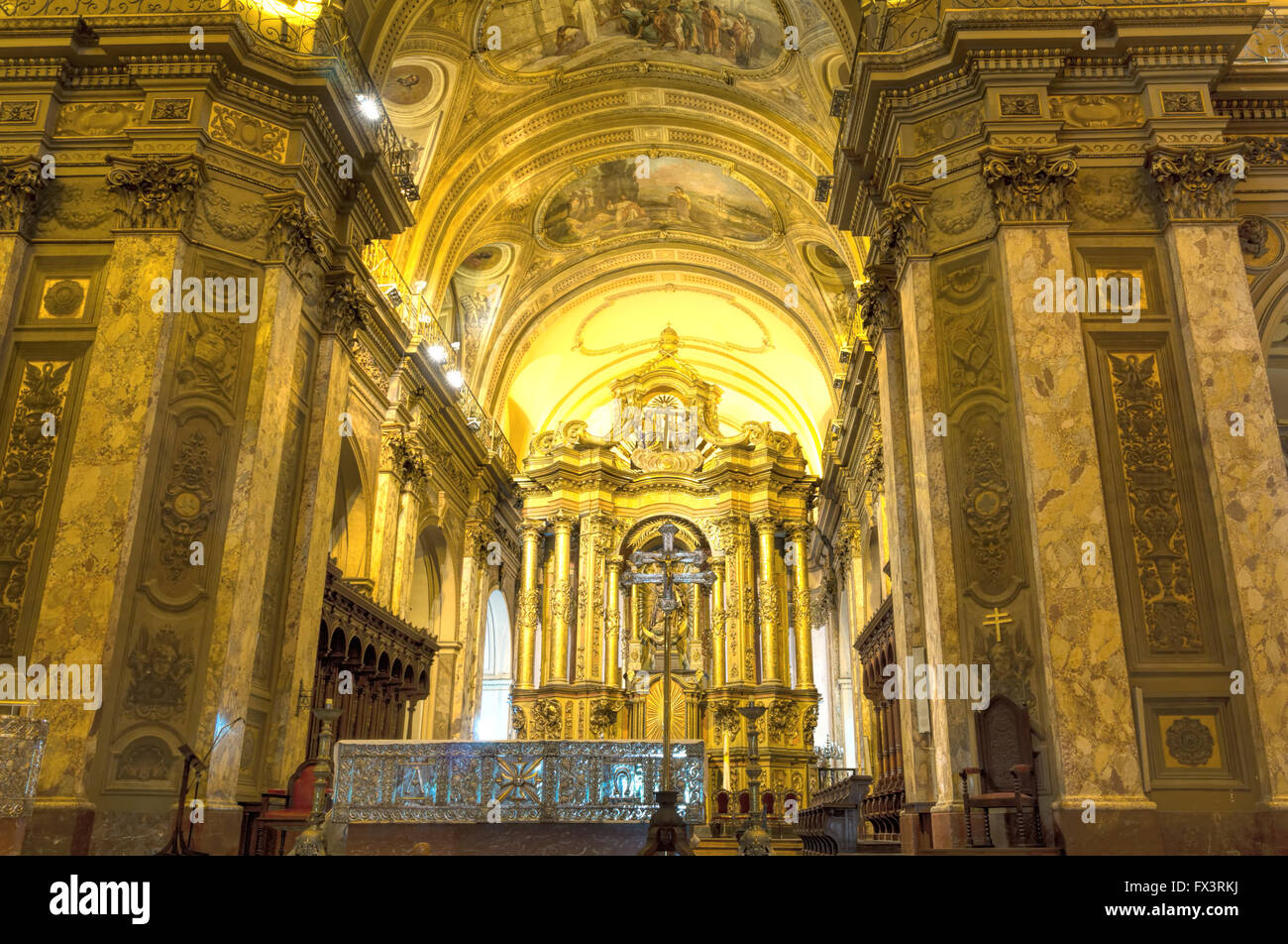 Innenraum der katholischen Kirche Stockfoto