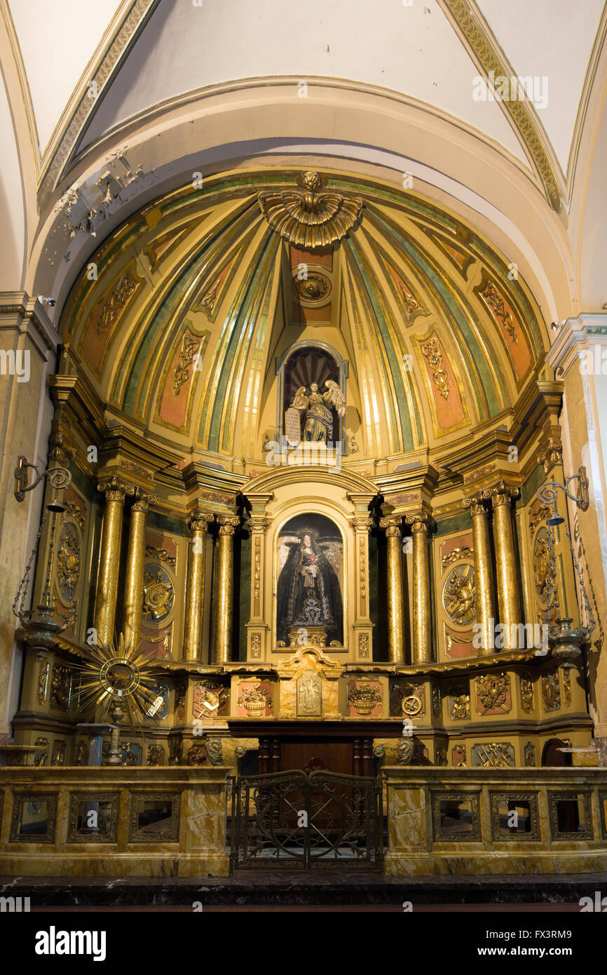 Innenraum der katholischen Kirche Stockfoto