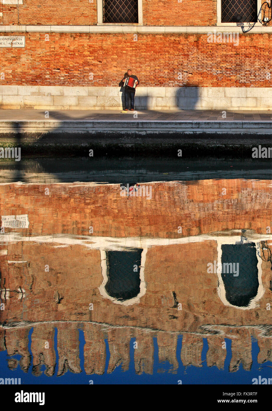 Akkordeon-Spieler außerhalb des Arsenale (Werften), Sestiere di Castello, Venezia (Venedig), Italien. Stockfoto