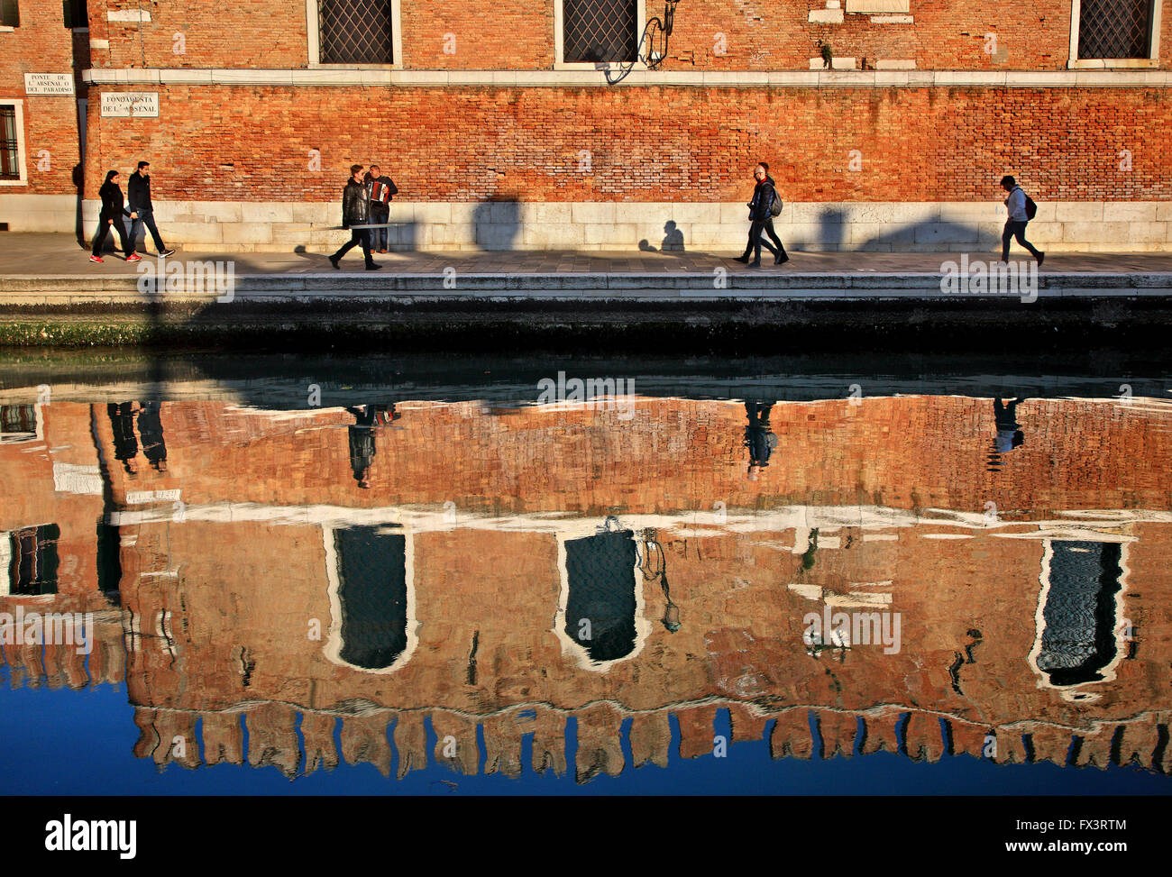 Akkordeon-Spieler außerhalb des Arsenale (Werften), Sestiere di Castello, Venezia (Venedig), Italien. Stockfoto