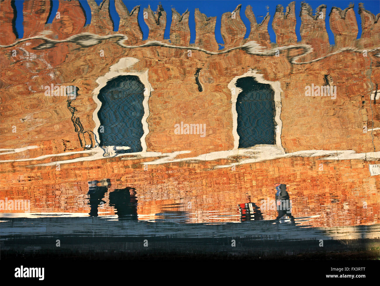 Akkordeon-Spieler außerhalb des Arsenale (Werften), Sestiere di Castello, Venezia (Venedig), Italien. Umgekehrte Spiegelbild. Stockfoto