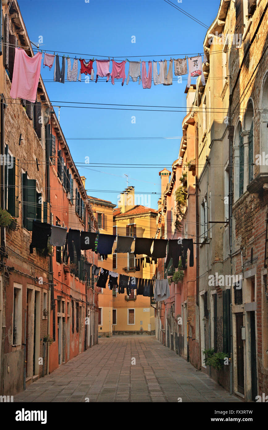 Wäscheständer in einer Straße im Sestiere di Castello, Venedig (Venezia). Stockfoto