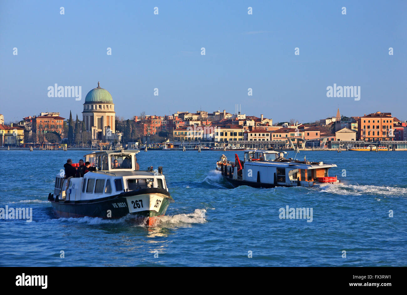 Die Insel Lido, Venedig, Veneto, Italien Vaporettos (lokal "Busse") vorbei. Stockfoto