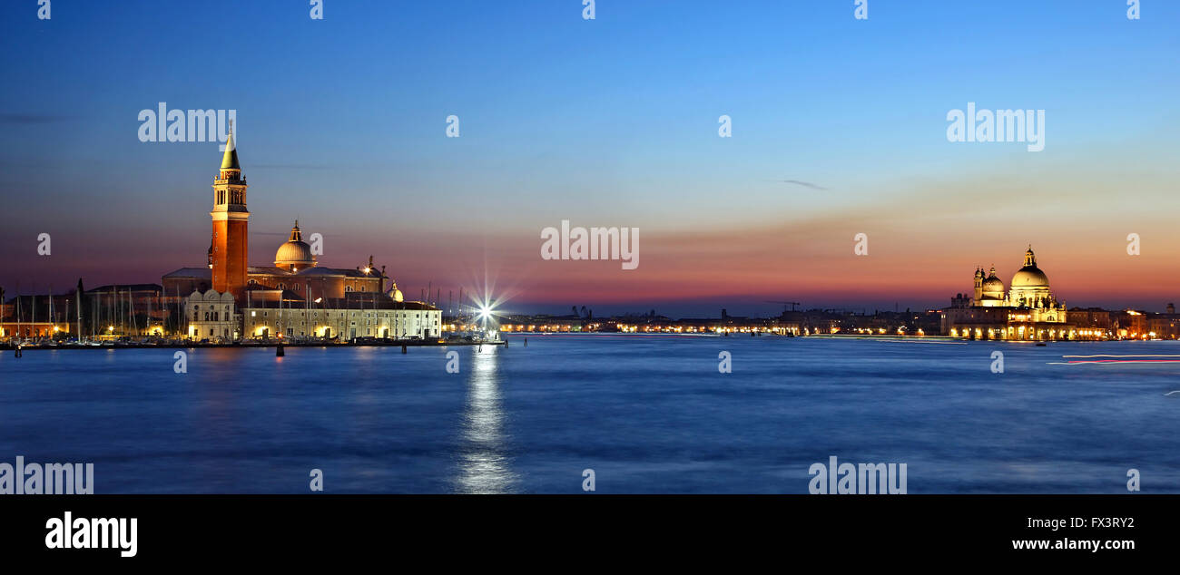Nacht fallen über das Bacino di San Marco (Markusplatz Becken), Venedig, Veneto, Italien. Stockfoto