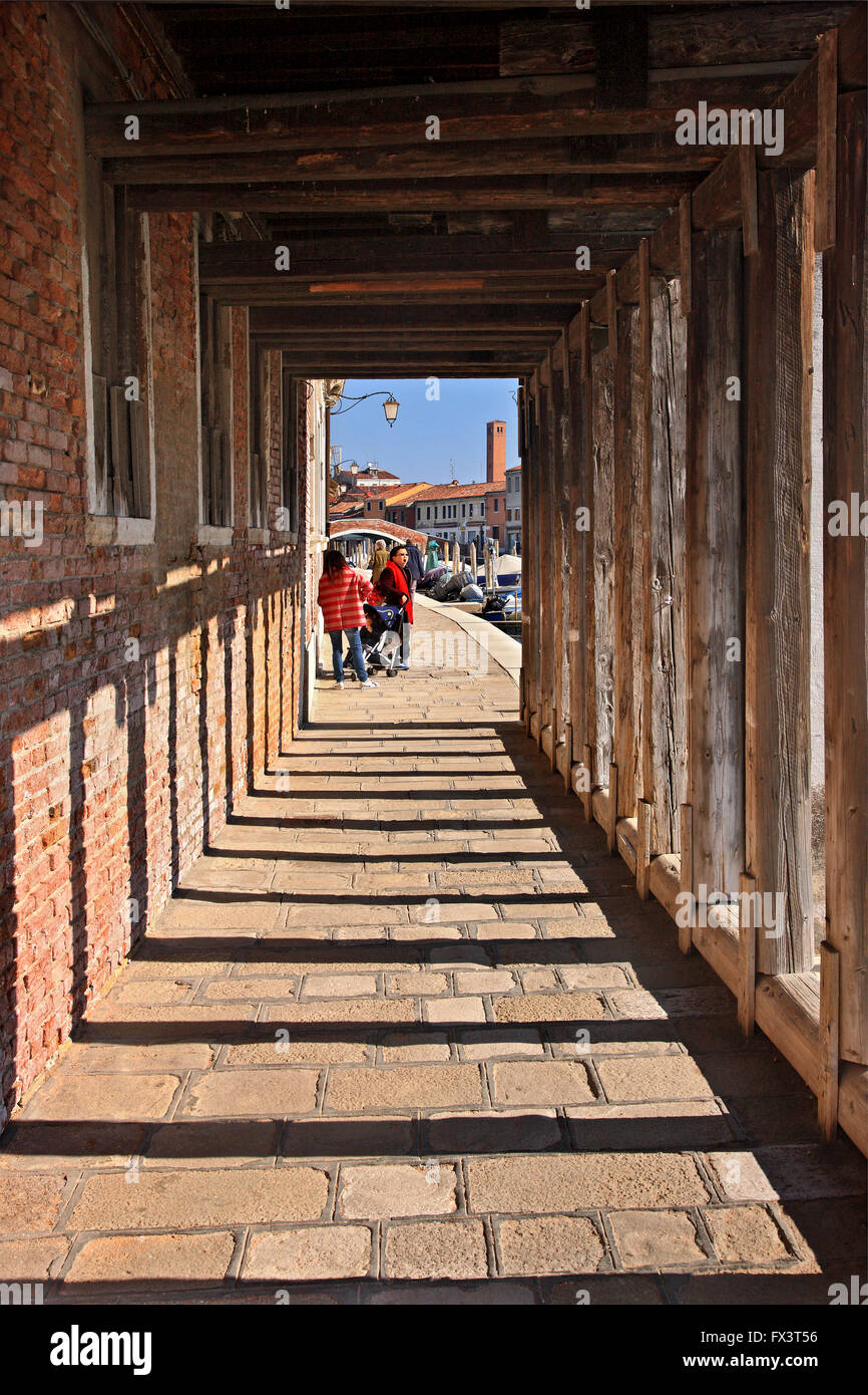 Arcade ("Sotoportego") auf der Insel Murano, Venedig, Veneto, Italien Stockfoto