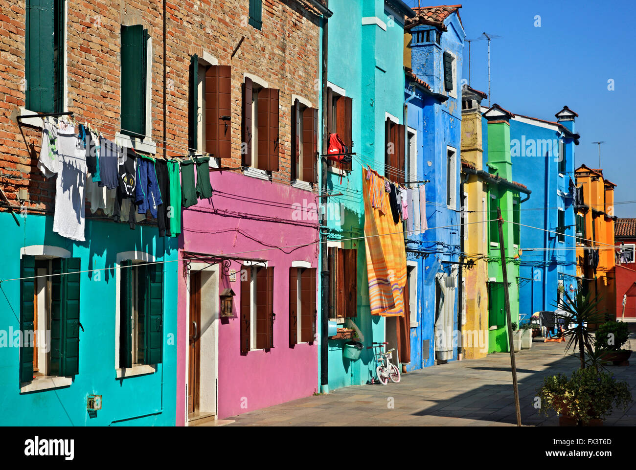 Bunte Häuser der malerischen Insel Burano, Venedig, Veneto, Italien. Stockfoto