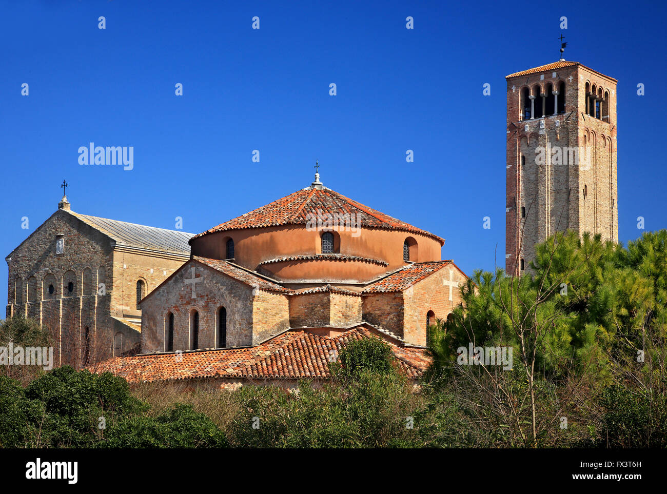 Die Chiesa di Santa Maria Assunta (hinten) und die Chiesa di Santa Fosca (vorne), Insel Torcello, Venedig, Veneto, Italien. Stockfoto