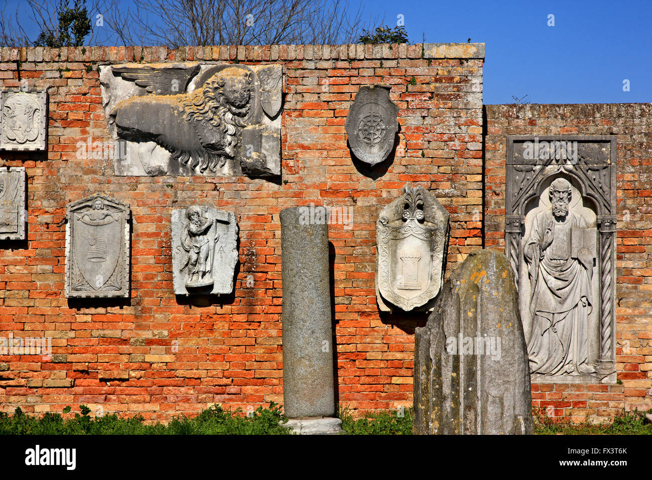 Ausstellungen außerhalb des Museums von Torcello, Insel Torcello, Venedig, Veneto, Italien Stockfoto