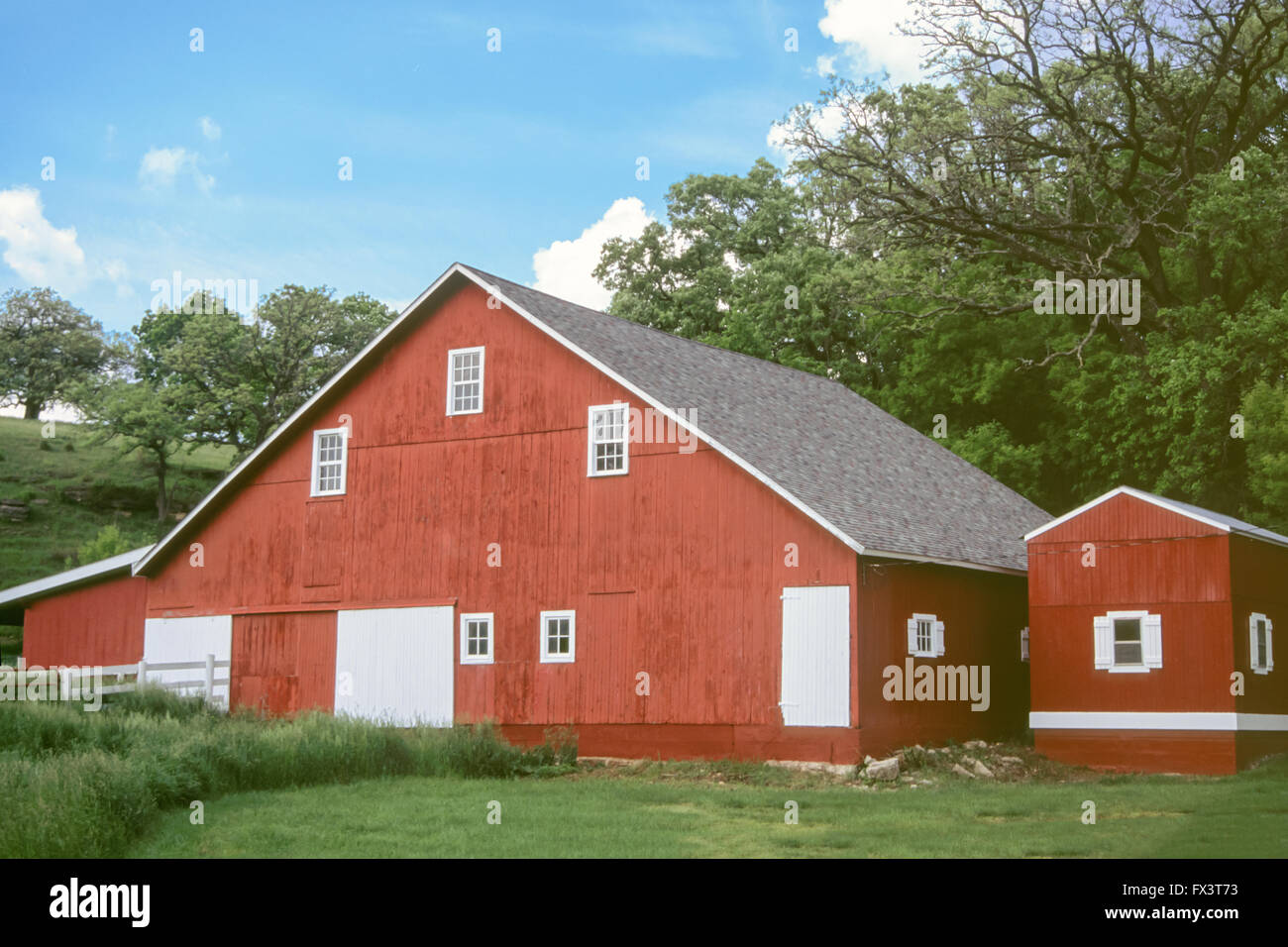 Gut gepflegte rote Scheune mit weißen Türen, umgeben von Wäldern, in der Nähe von Galena, Illinois, USA Stockfoto