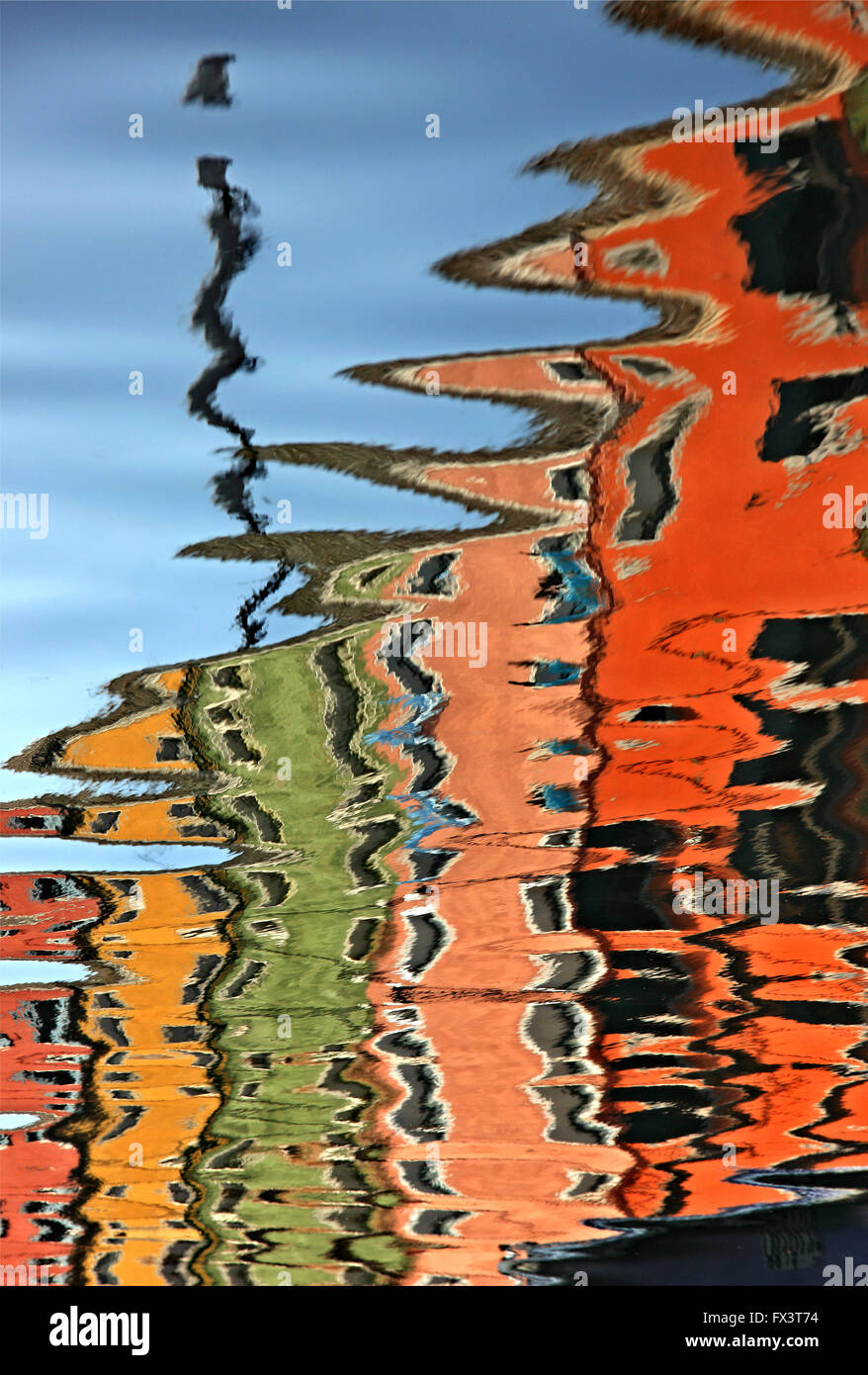 Bunte Häuser (umgekehrte Spiegelbild) der malerischen Insel Burano, Venedig, Veneto, Italien. Stockfoto