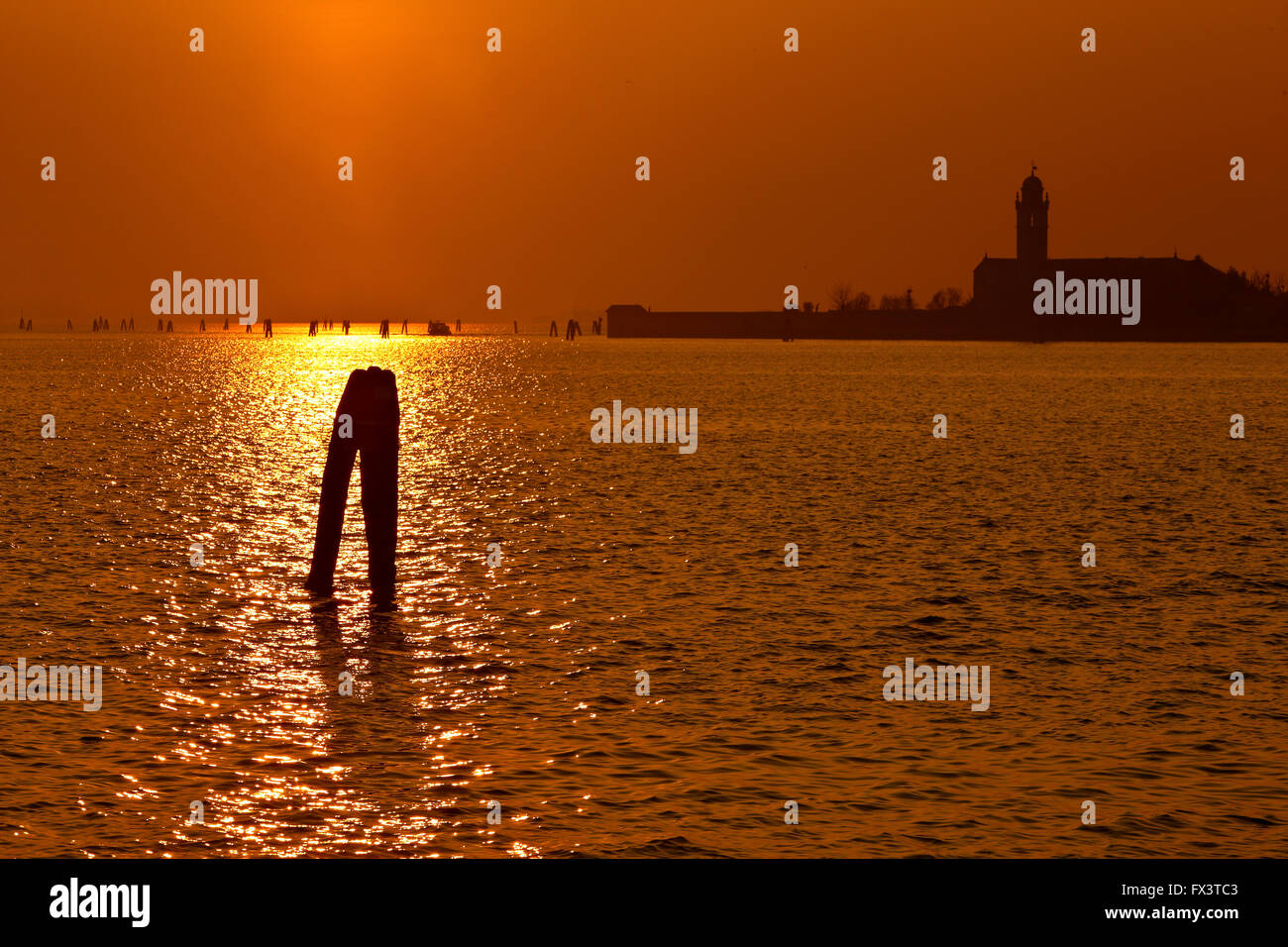 Sonnenuntergang in Burano Insel, Venedig, Veneto, Italien. In der BG, Mazzorbo-Insel und der Glockenturm der Kirche Santa Caterina Stockfoto
