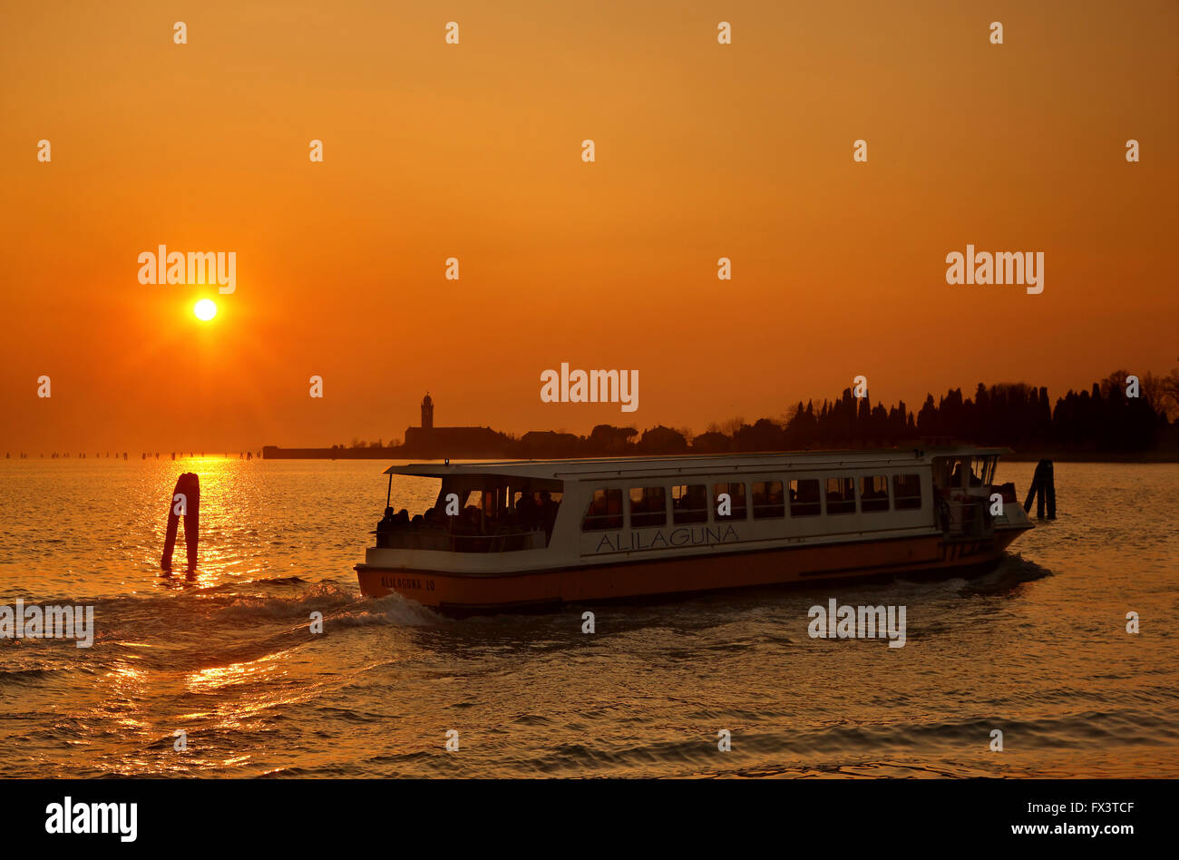 Vaporetto (die lokale "Bus") vorbei an der Insel Burano Sonnenuntergang. Venedig, Veneto, Italien. Stockfoto