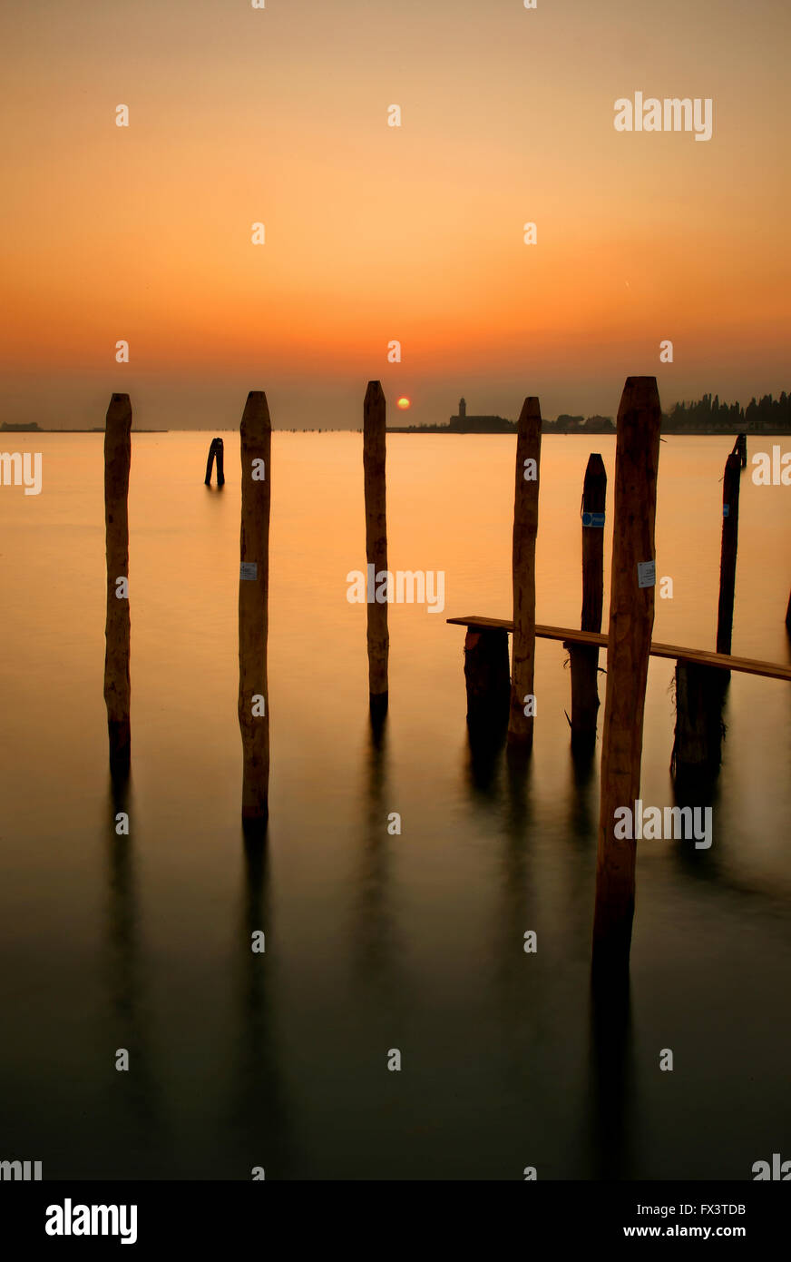 Sonnenuntergang in Burano Insel, Venedig, Veneto, Italien. Im Hintergrund Mazzorbo Insel Stockfoto