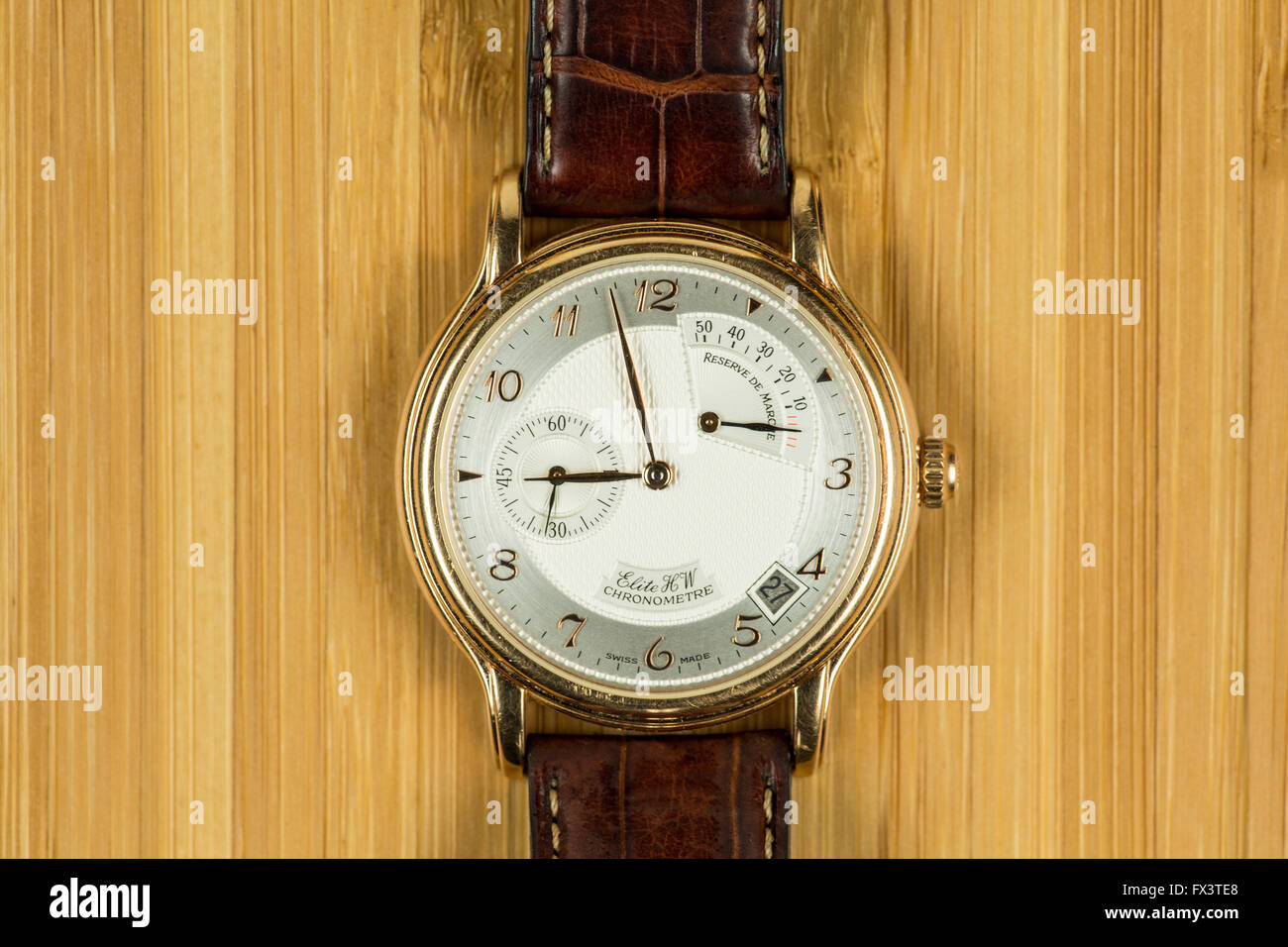 Luxus Herrenuhr gold mit einem Chronometer, Datum und Sekunden Stockfoto
