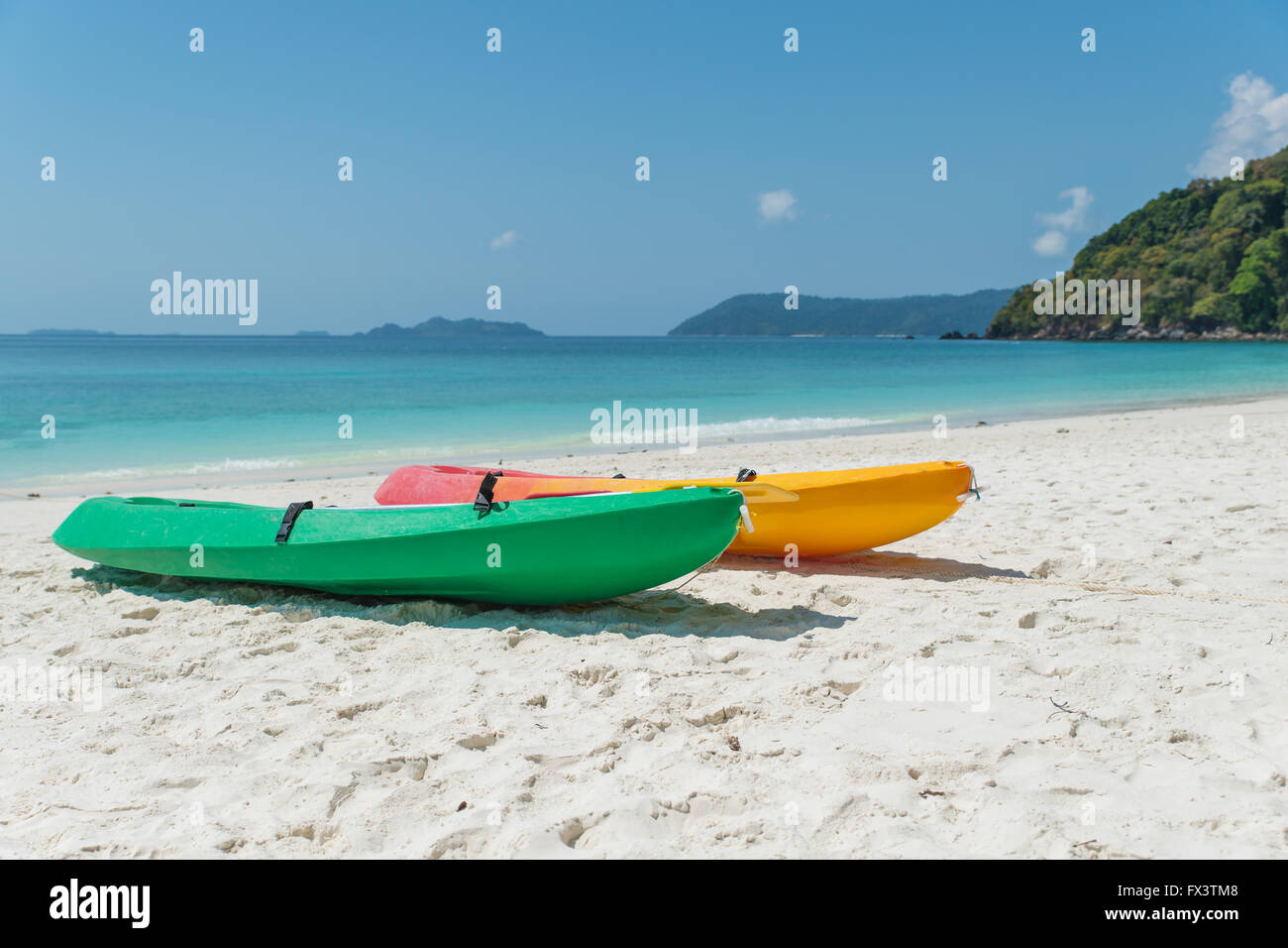 Sommer, Reisen, Urlaub und Ferien-Konzept - bunten Kajaks am tropischen Strand, Thailand Stockfoto