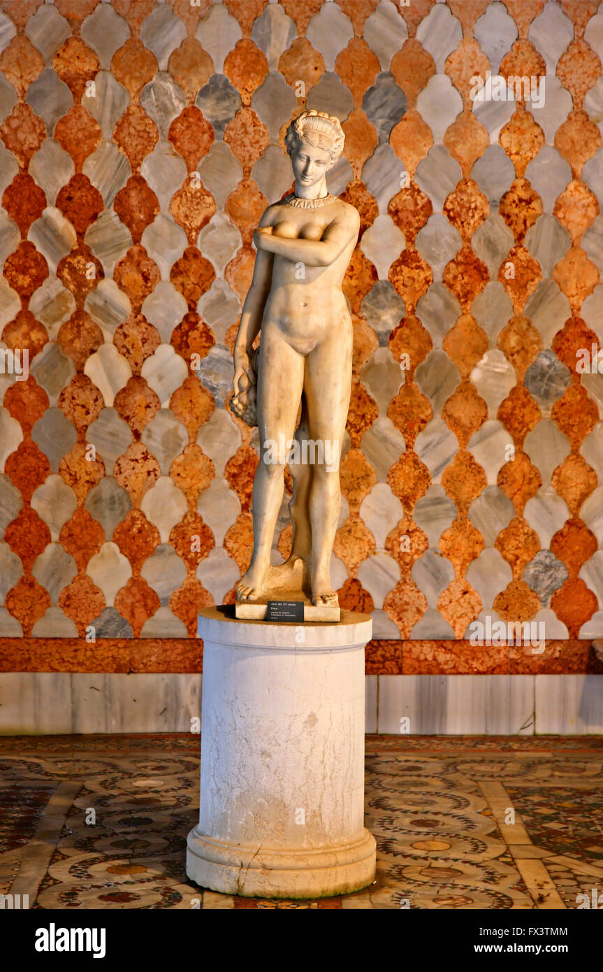 An den Kolonnaden Loggia im Erdgeschoss des Ca' d' Oro, Canale Grande, Sestiere di Cannaregio, Venedig, Italien. Stockfoto
