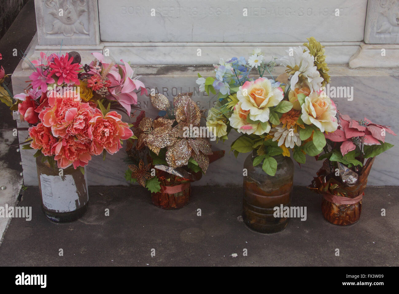 Blumen an Familie Grabstätte auf einem Friedhof, New Orleans, Louisiana. Stockfoto