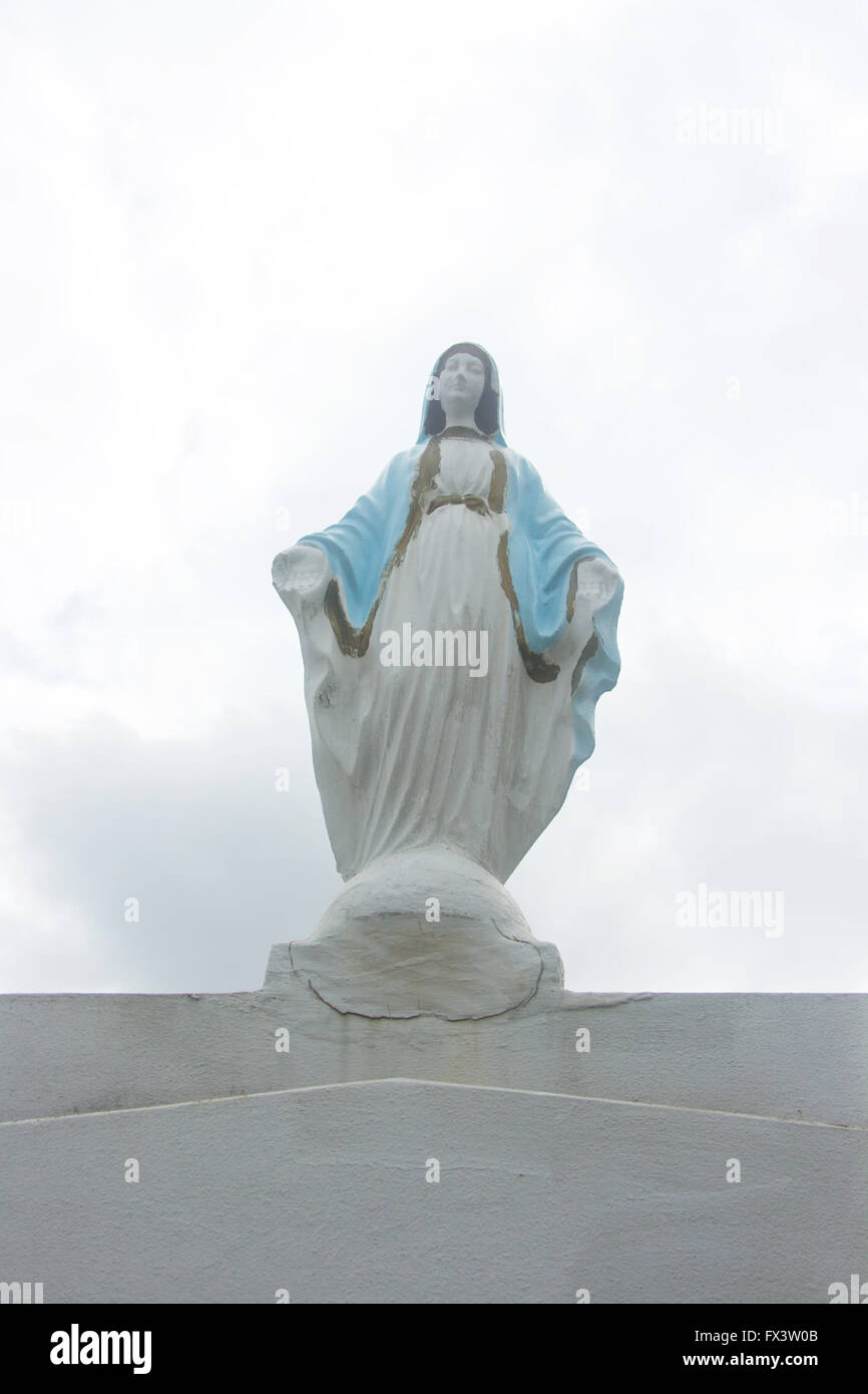 Bemalte Marienstatue, oben auf einem Grab auf einem Friedhof, New Orleans, Louisiana. Stockfoto