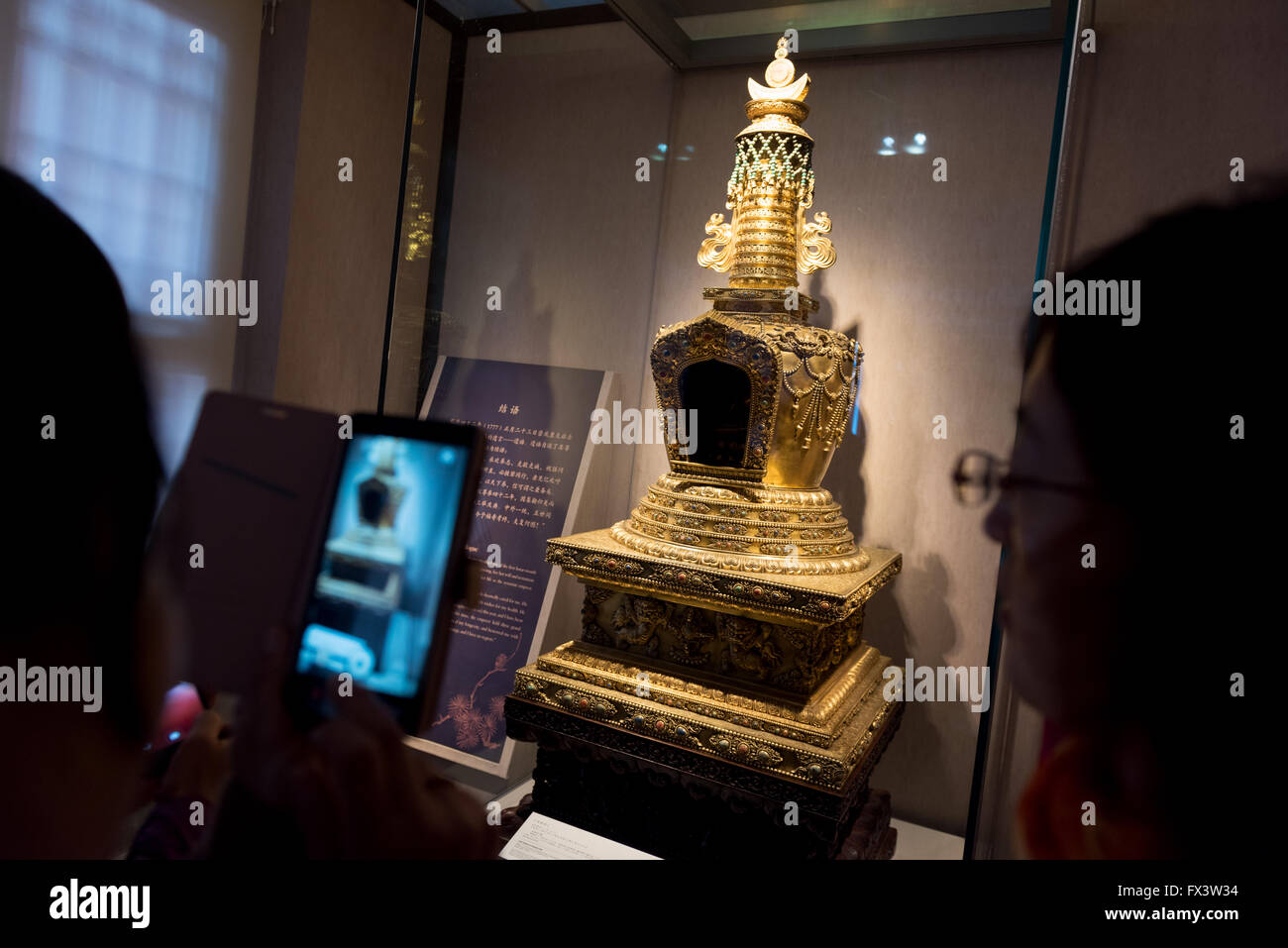 Peking, China - 25. Oktober 2015: Besucher unter Bild eines goldenen Stupa in das Palastmuseum in der verbotenen Stadt. Stockfoto