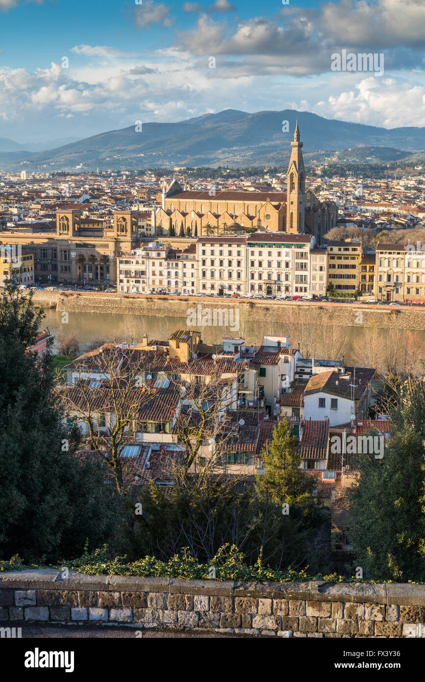 Die herrlichen gotischen Kirche Santa Croce (1294) mit Neo-gotischen Glockenturm, im Jahre 1842 hinzugefügt. Florenz, Toskana, Italien Stockfoto