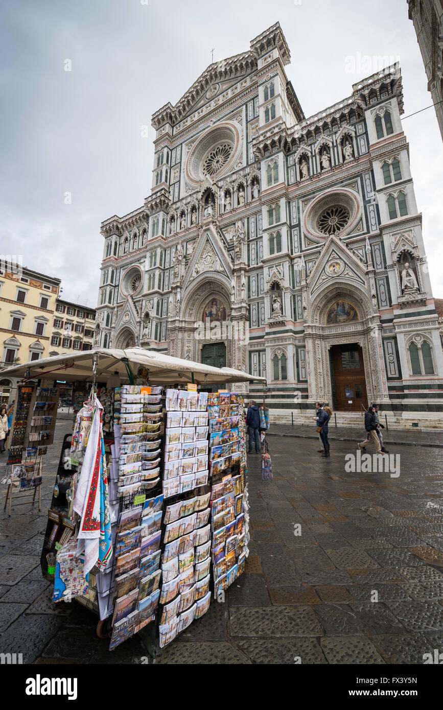 Stand der Souvenirs und Zeitungen in Piazza del Duomo, Florenz, Italien Stockfoto