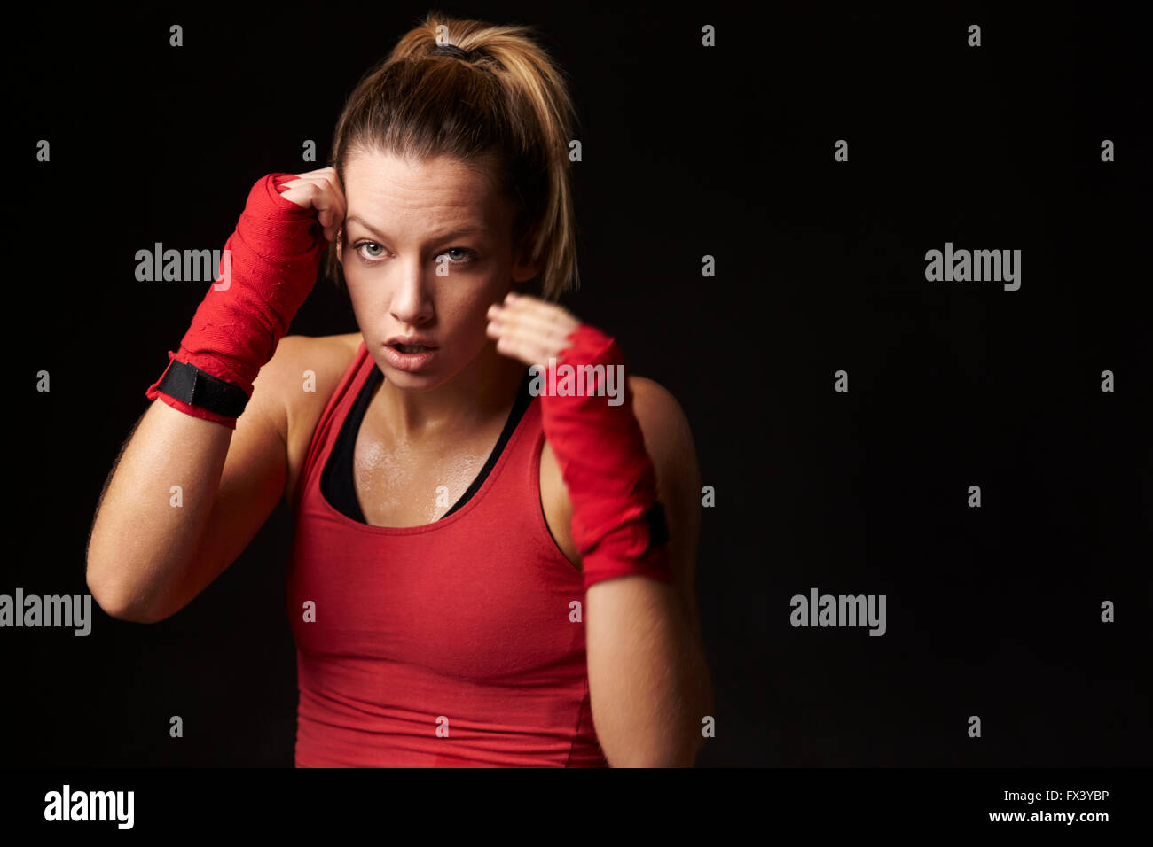 Junge blonde Frau Schattenboxen in eine Sperrstellung Stockfoto