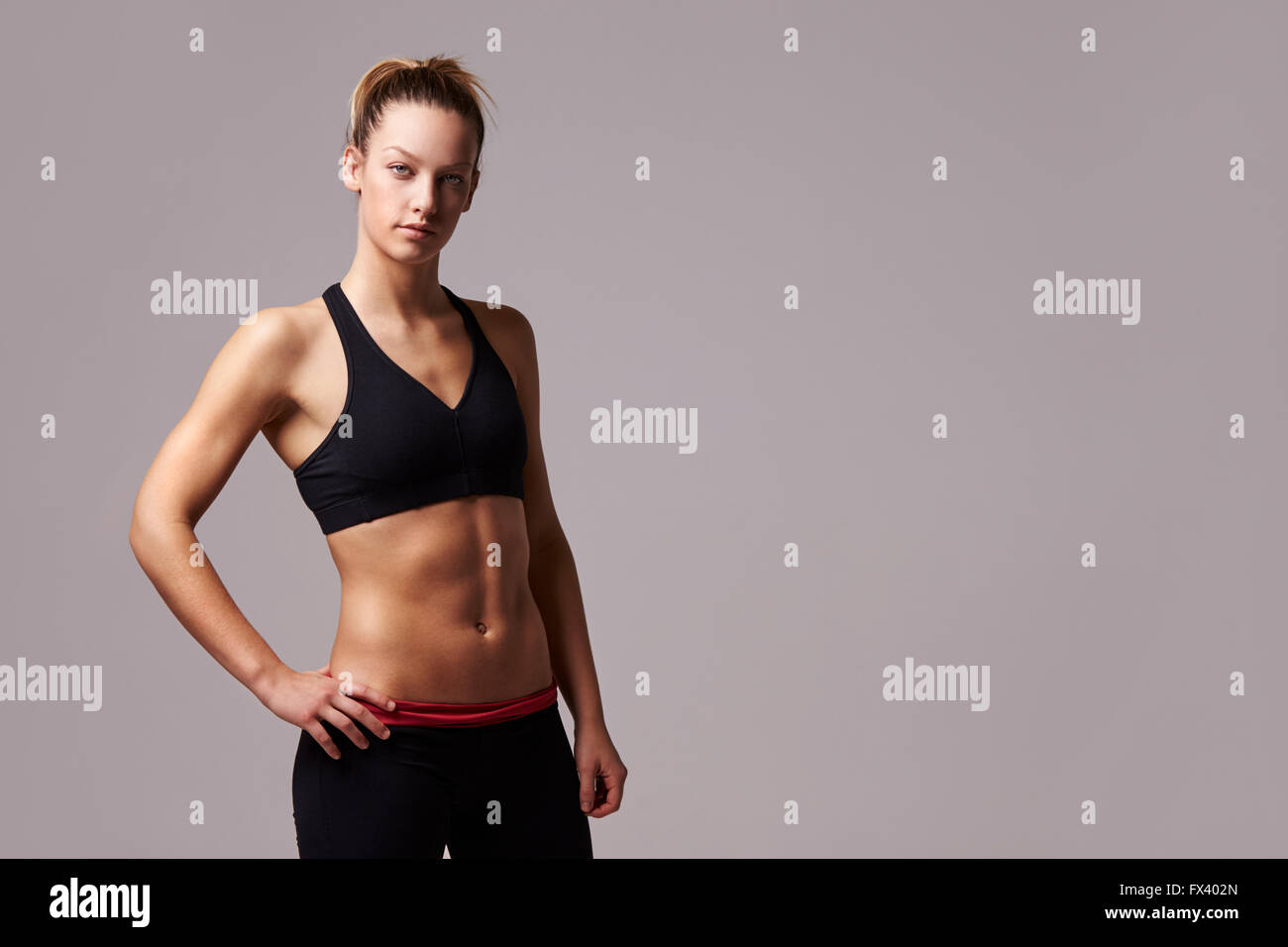 Porträt der sportlichen Frau hand auf Hüfte auf die Kamera Stockfoto