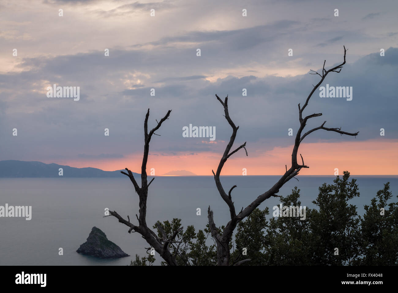 Insel Giglio bei Sonnenuntergang, Blick vom Argentario Insel, Toskana, Italien, Europa Stockfoto