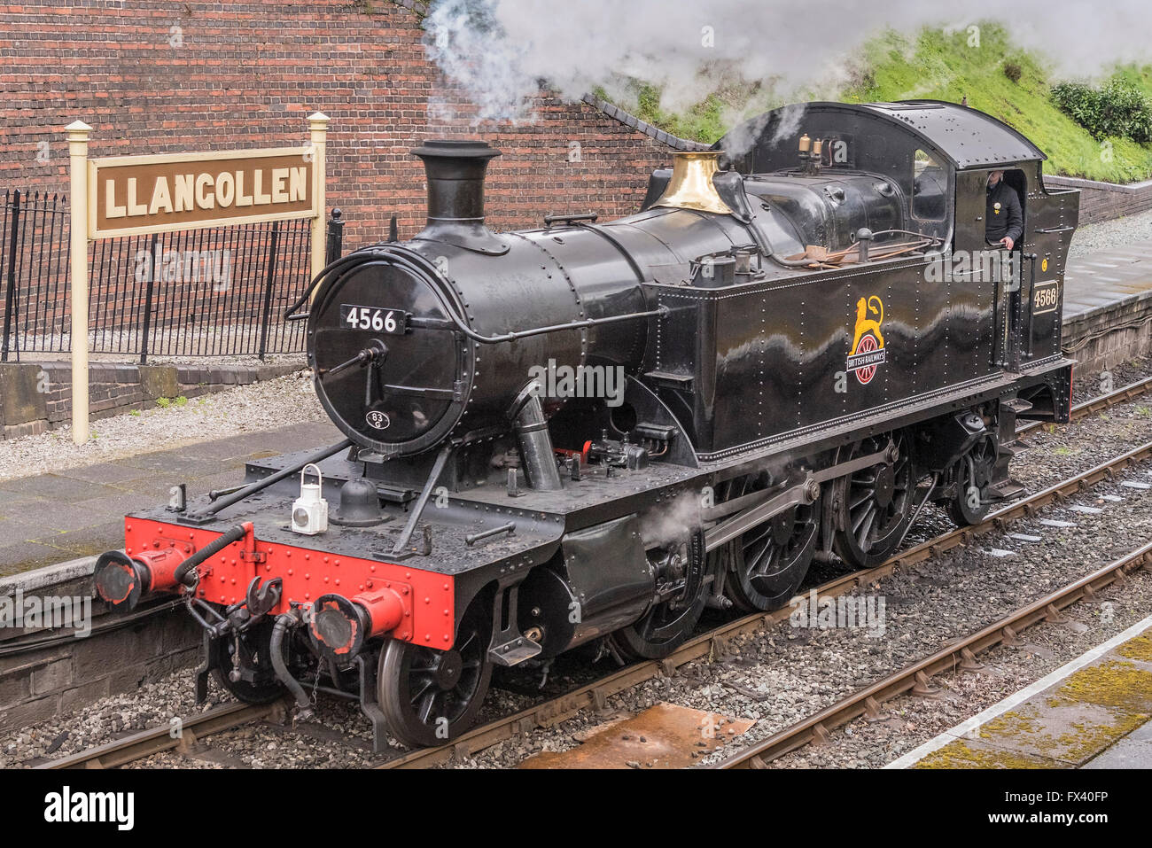 Llangollen Eisenbahn Spring Steam Gala April 2016. GWR 4500 Klasse 2-6-2 t No.4566 Llangollen Bahnhof. Stockfoto
