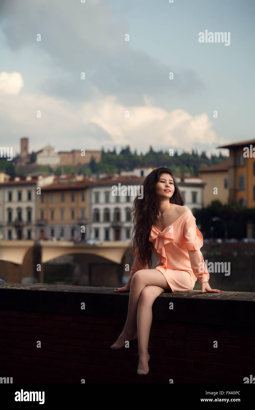 Mode-Porträt-Asiatin mit langen Haaren auf der Ponte Vecchio in Florenz Italien Stockfoto