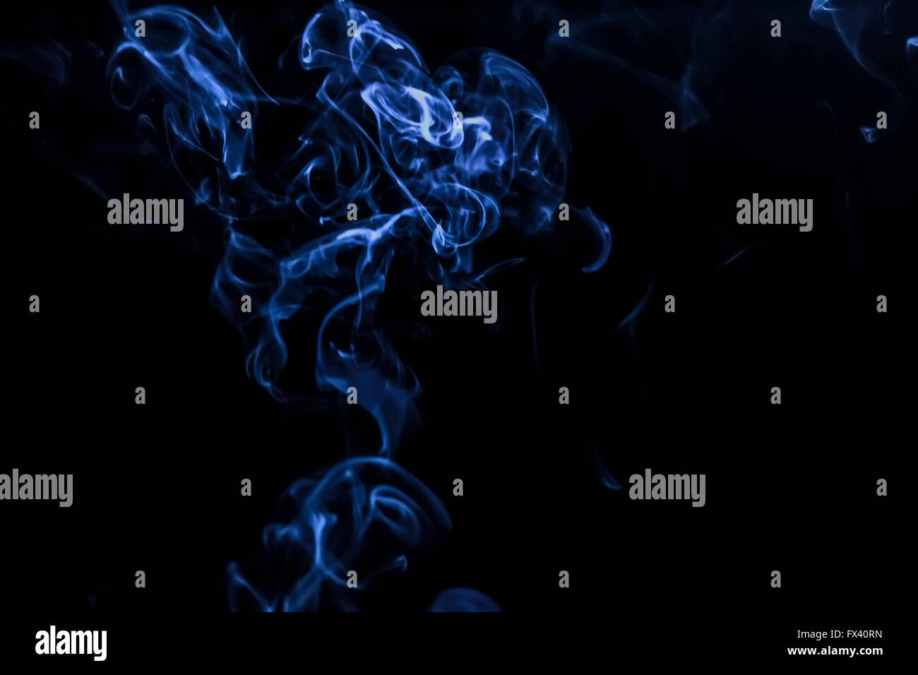 Silhouette ist ähnlich wie auf dunklem Hintergrund in blauen Tönen Rauchen Stockfoto