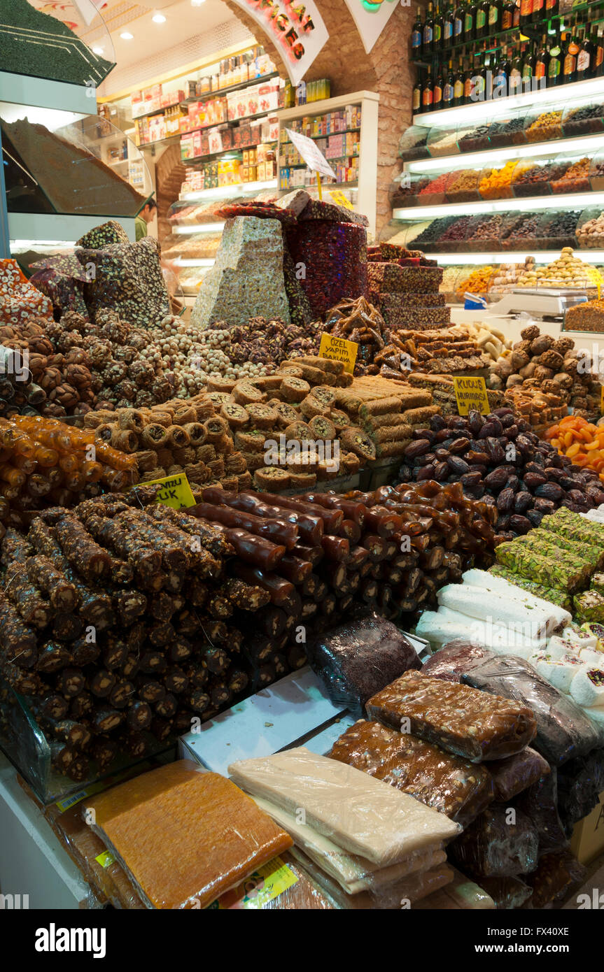 Türkische Süßigkeiten im Basar in Istanbul, Türkei Stockfoto