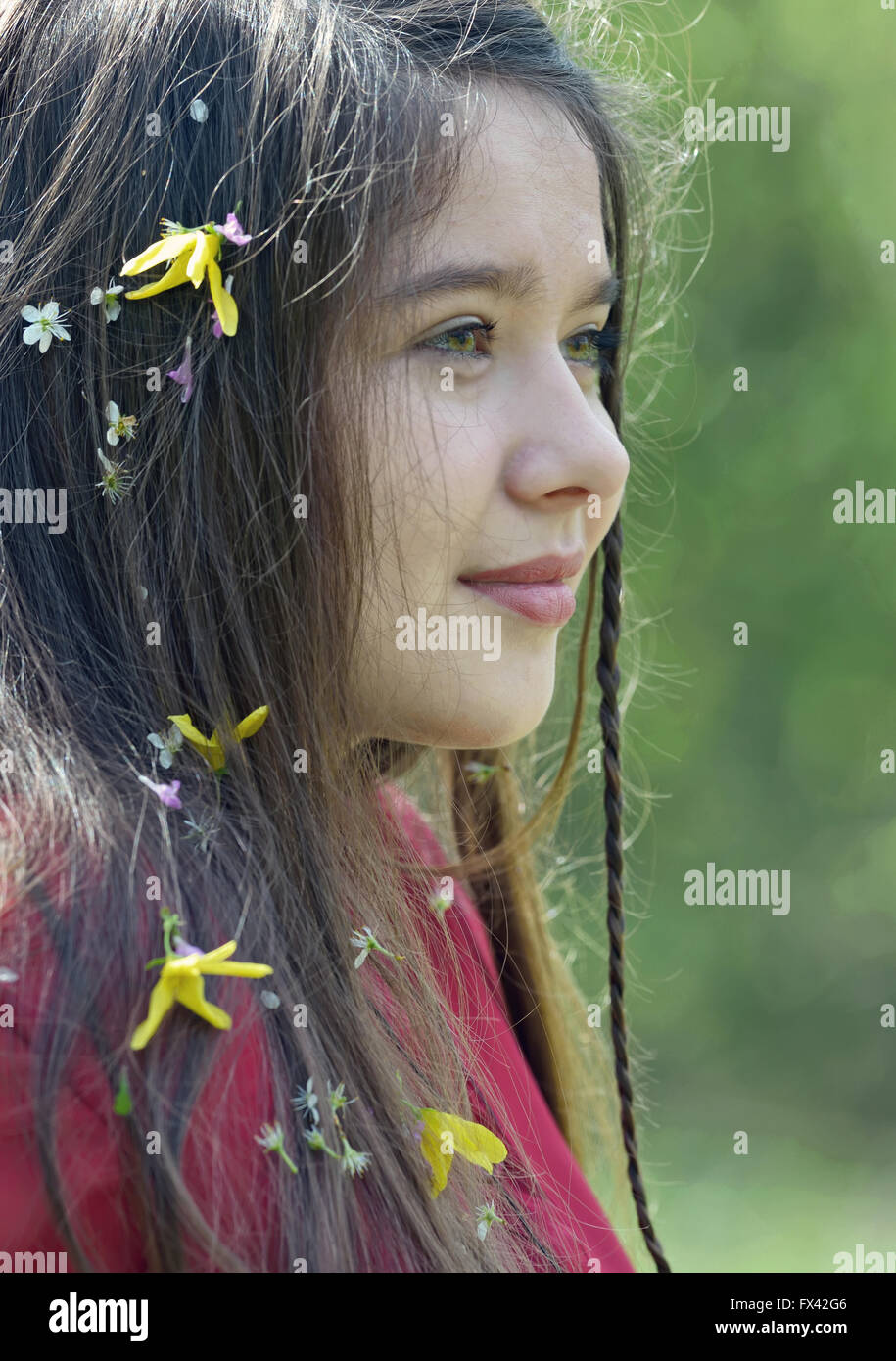 Schöne Mädchen mit Blumen im Haar im Frühling Stockfoto