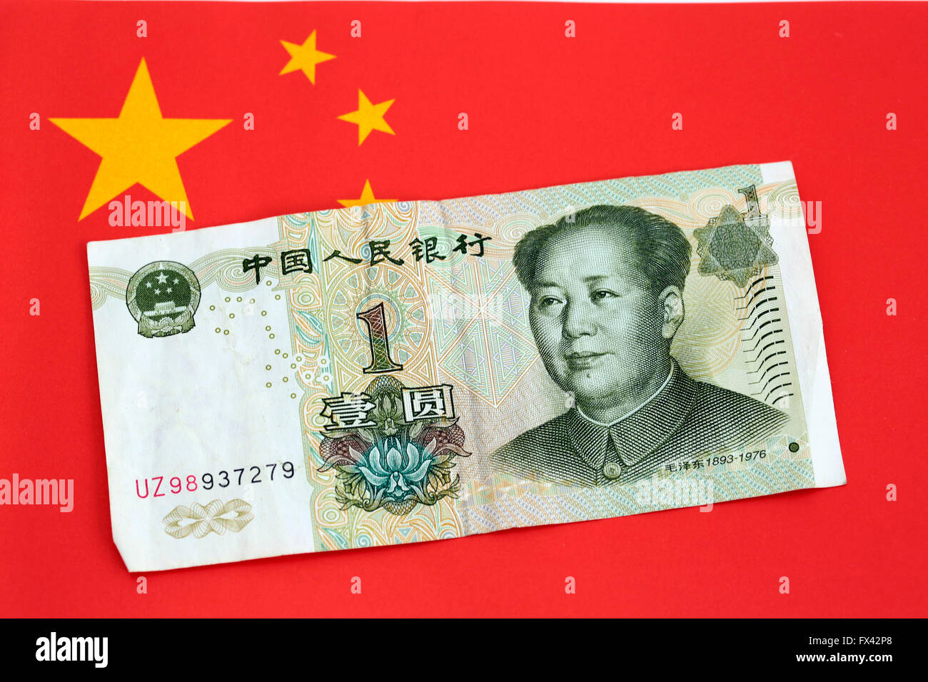 Chinesisches Geld auf eine chinesische Flagge Stockfoto