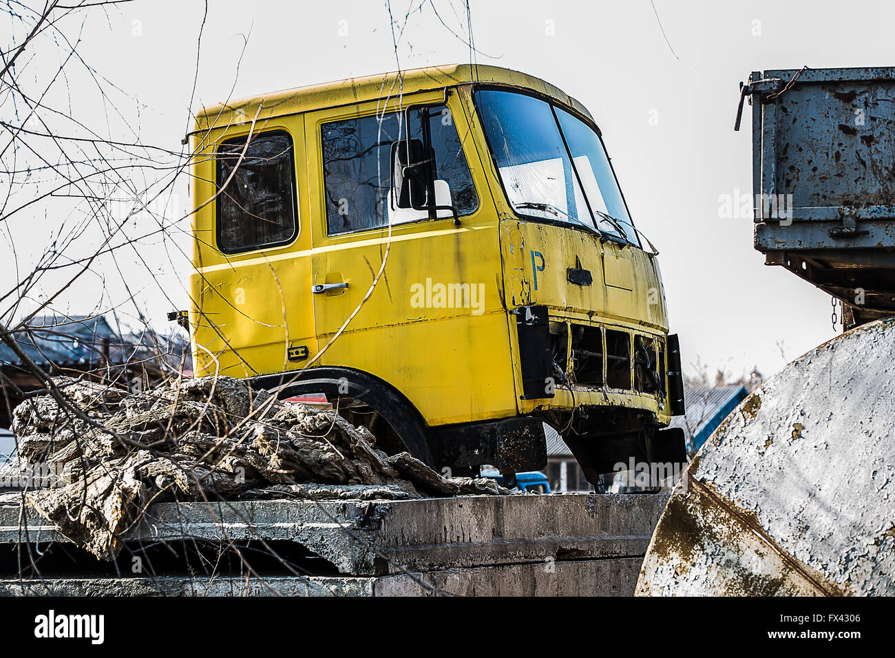 gelb beschädigt, verrostet LKW auf der Müllkippe, Hintergrund Stockfoto