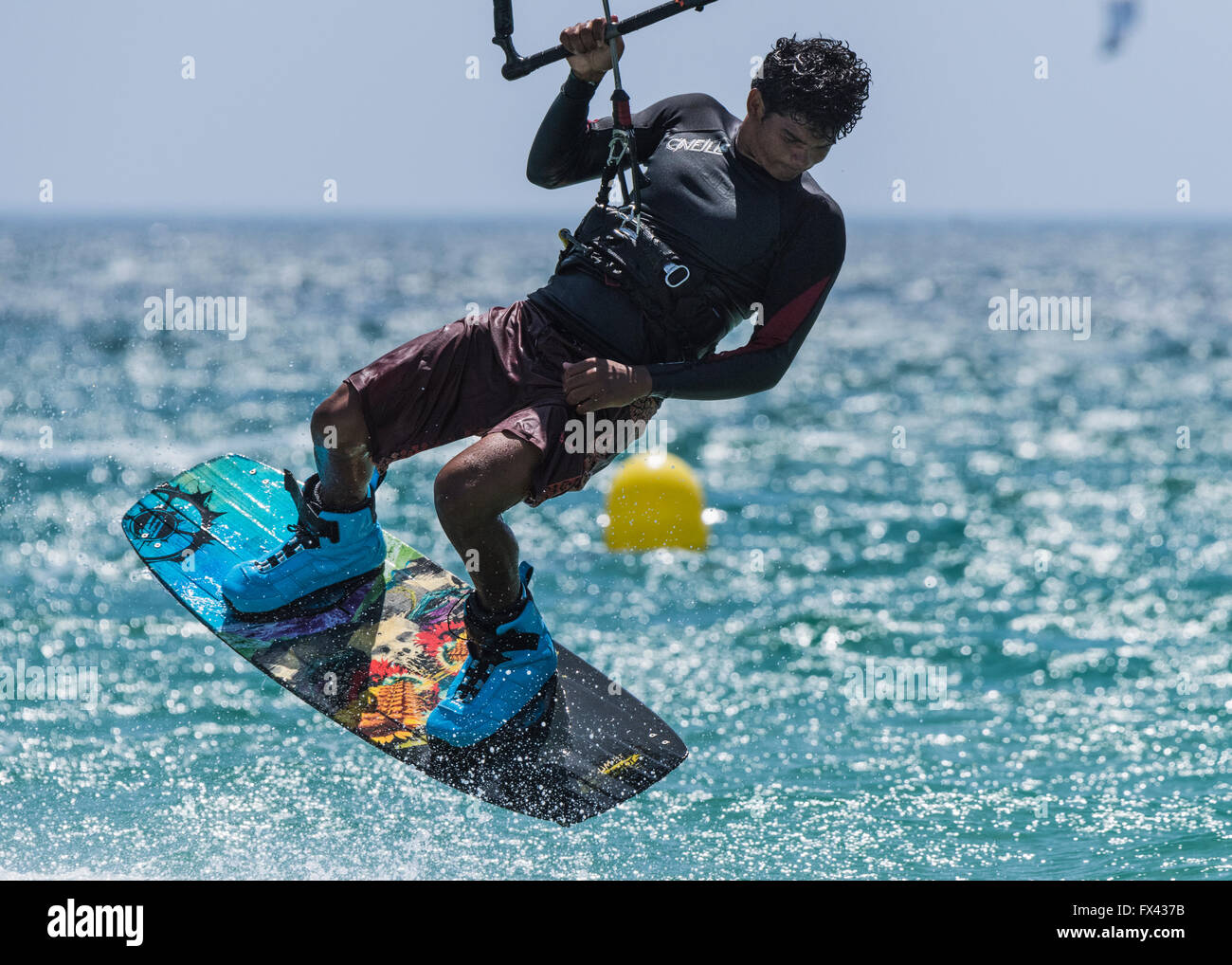 Kitesurfen-Aktion. Tarifa, Costa De La Luz, Cádiz, Andalusien, Südspanien. Stockfoto