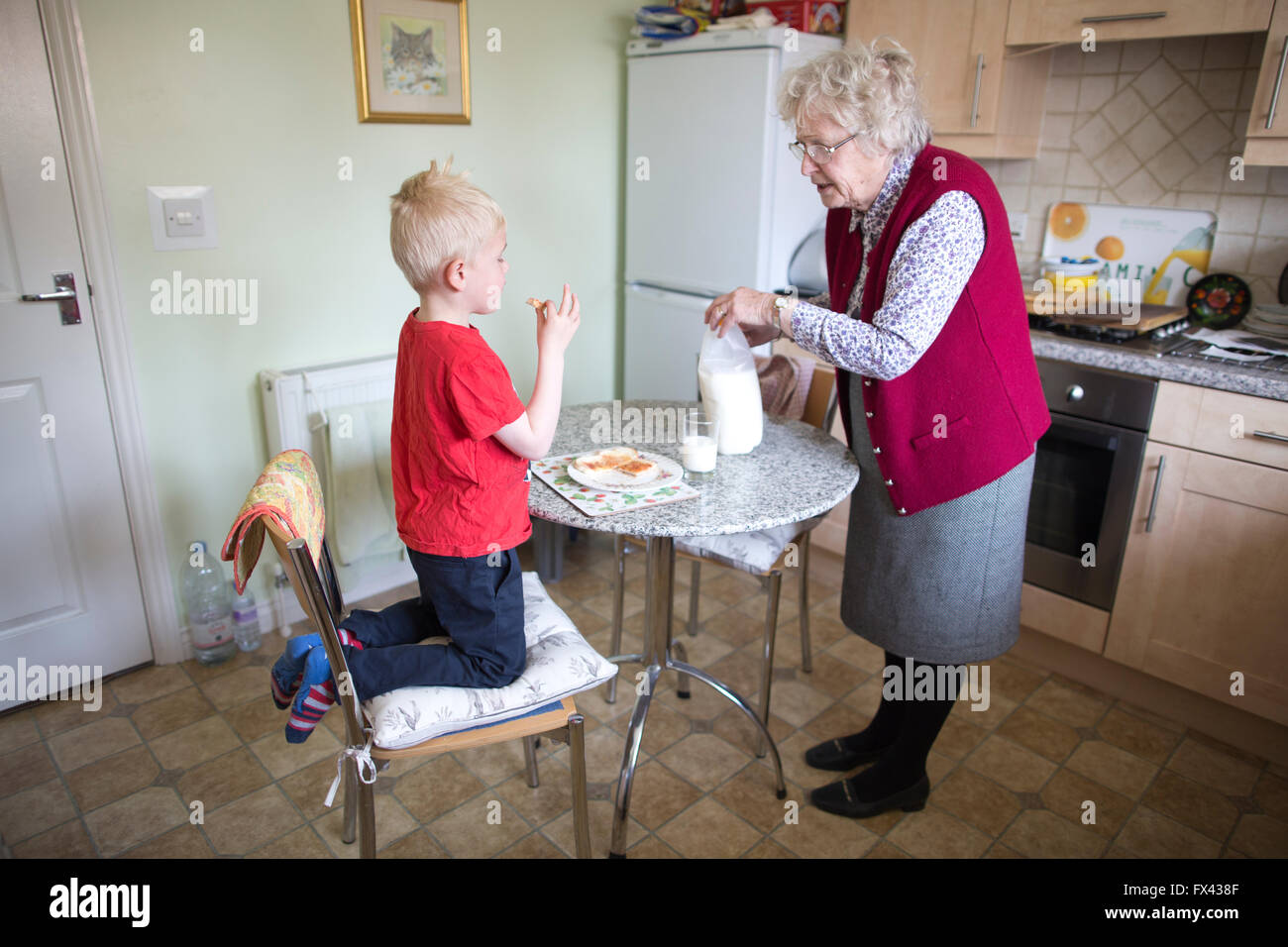 Ältere Rentner (Alter 80) Pflege für Zuhause ihrer Enkel (im Alter von 2 und 5) an in Dorset, England, UK Stockfoto