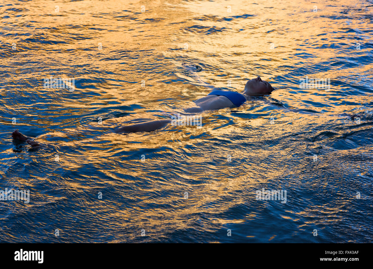 Teenager im Wasser schweben. Stockfoto