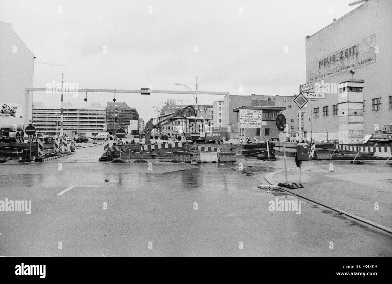 Archiv-Bild des ehemaligen Checkpoint Charlie in der Nähe von Potsdamer Platz, Berlin, Deutschland, März 1994 mit Baustellen Stockfoto