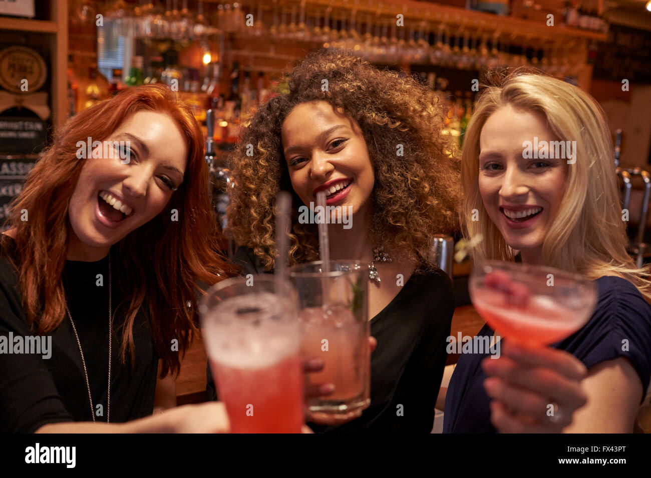 Freundinnen treffen für Abend Getränke In der Cocktail-Bar Stockfoto
