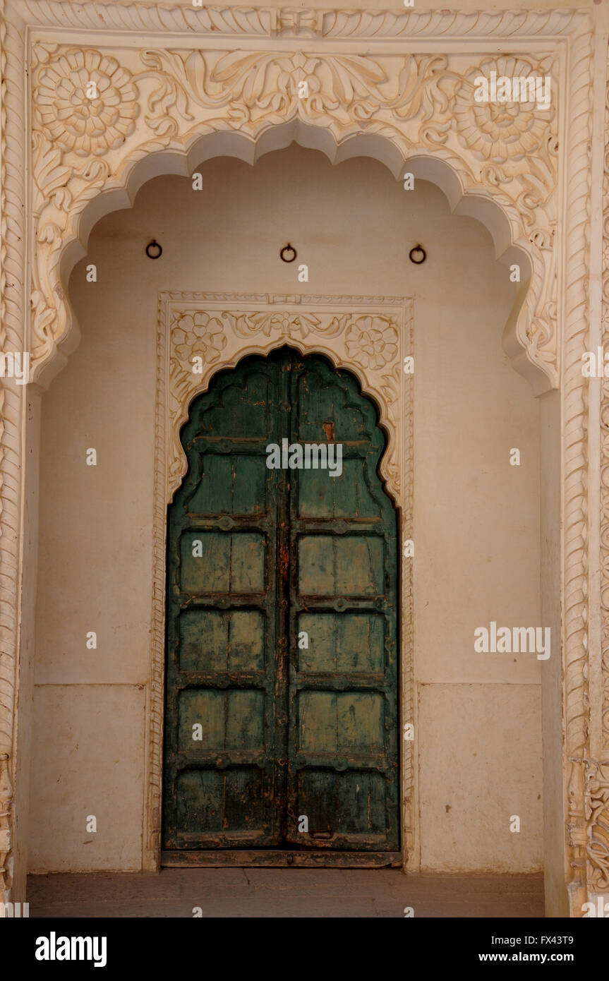 Eine geschnitzte hölzerne Tür am Meherangarh Fort in die nördlichen indischen Stadt Jodhpur, die blaue Stadt. Stockfoto