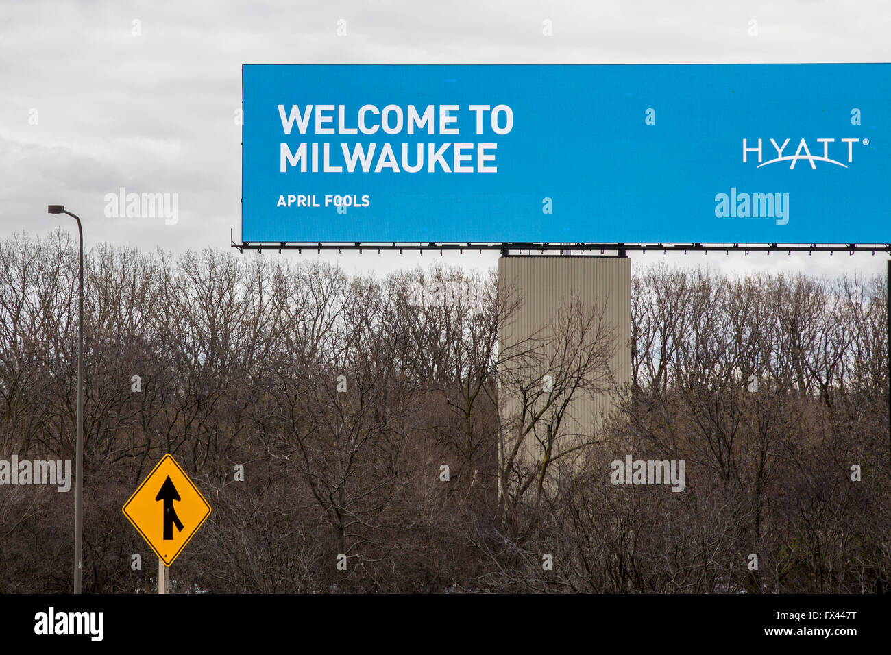 Chicago, Illinois - A Hyatt Hotel Billboard begrüßt Reisende nach Milwaukee eintreffen am Flughafen O' Hare am 1. April. Stockfoto