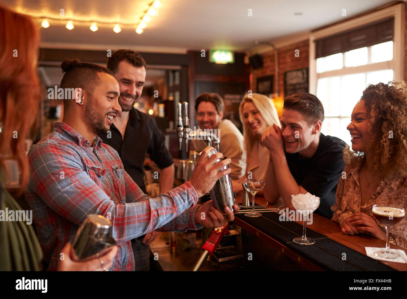 Menschen lernen, wie man bei Lektion Cocktail Mixen In Bar Stockfoto