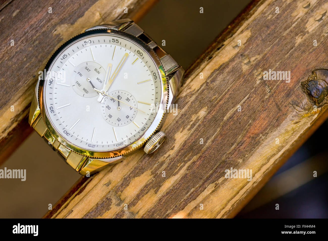 Alte Mann Uhr zwischen zwei Stück Holz Stockfoto