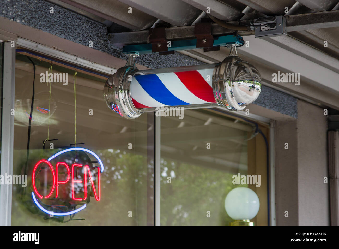 Barber Pole, eine Leuchtreklame von Friseuren verwendet, um ihre Geschäfte zu identifizieren. Gresham, Oregon Stockfoto