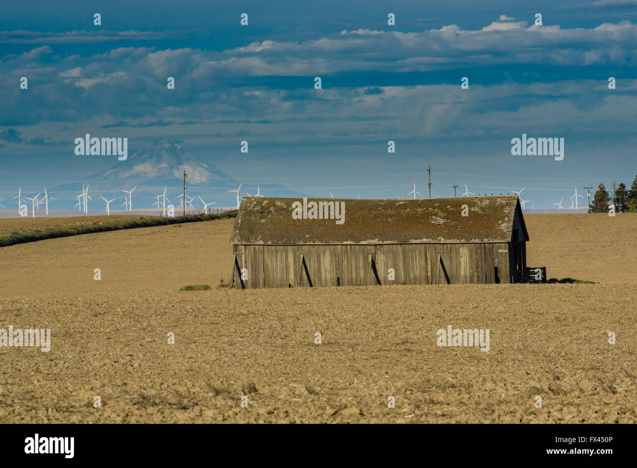 Windkraftanlagen und Vintage Scheunen sind jetzt östlichen Oregon Landschaftselementen.  Arlington, Oregon Stockfoto